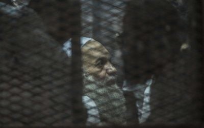 Une photo prise le 3 août 2014 montre Mohammed al-Zawahiri, le frère du chef d'Al-Qaïda Ayman al-Zawahiri, assis dans la cage des accusés lors de son procès et de 68 autres accusés au Caire. Un tribunal égyptien, le 15 octobre 2015 (Crédit : AFP PHOTO / KHALED DESOUKI)