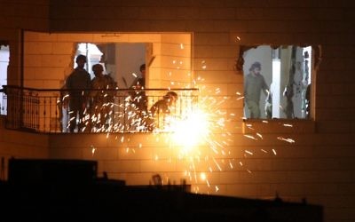Des soldats israéliens démantèlent la maison de Maher al-Haslamoun à Hébron le 20 octobre 2015. (Crédit : AFP / HAZEM BADER)