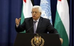 Le président de l'Autorité palestinienne, Mahmoud Abbas, en conférence de presse avec le secrétaire général des Nations unies, Ban Ki-moon, suite à une réunion au palais présidentiel Muqata dans la ville de Ramallah en Cisjordanie, le 21 octobre 2015 (Crédit : AFP / Abbas Momani)