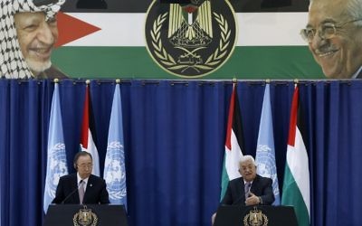 le chef des Nations unies Ban Ki-moon (g tient une conférence de presse avec le président de l'Autorité palestinienne Mahmoud Abbas après une réunion au palais présidentiel de la Mouqataa dans la ville de Ramallah en Cisjordanie, le 21 octobre 2015. (Crédit : AFP PHOTO / ABBAS MOMANI)