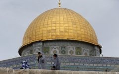 Des Palestiniennes devant le Dôme du Rocher dans l'enceinte de la mosquée Al-Aqsa, à Jérusalem avant la prière du vendredi, le 23 octobre 2015. (Crédit : AFP PHOTO / AHMAD GHARABLI)