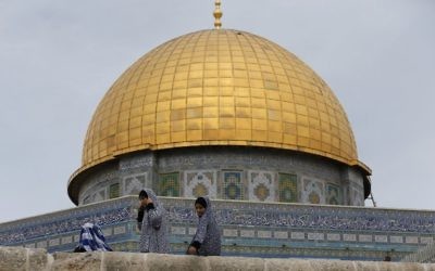 Des Palestiniennes devant le Dôme du Rocher dans l'enceinte de la mosquée Al-Aqsa, à Jérusalem avant la prière du vendredi, le 23 octobre 2015. (Crédit : AFP PHOTO / AHMAD GHARABLI)