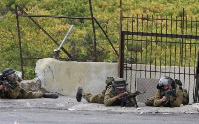 Des soldats israéliens pendant des affrontements le 23 octobre 2015. (Crédit : AFP/HAZEM BADER)