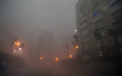 Les voitures conduisant à travers la brume dans la ville israélienne de Netanya, au nord de Tel-Aviv le 25 octobre, 2015 pendant qu'une tempête touche la région (Crédit : AFP / JACK GUEZ)