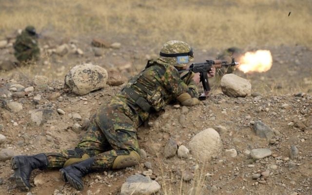 Un soldat de l'unité de Swat du ministère arménien de la Défense tire pendant des exercices militaires en dehors de la capitale de l'Arménie Erevan le 3 octobre 2015 (Crédit : AFP PHOTO / KAREN MINASYAN) Un soldat de l'unité de Swat du ministère arménien de la Défense tire pendant des exercices militaires en dehors de la capitale de l'Arménie Erevan le 3 octobre 2015 (Crédit : AFP PHOTO / KAREN MINASYAN)
