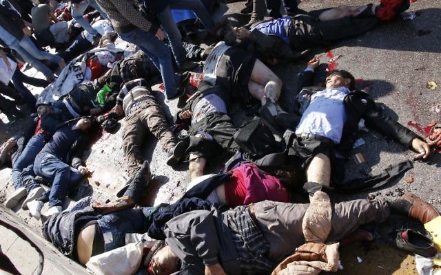 Les victimes se trouvent dans la rue après une explosion dans la gare principale dans la capitale Ankara en Turquie, le 10 octobre, 2015. (Crédit : AFP PHOTO / FATIH PINAR) Les victimes se trouvent dans la rue après une explosion dans la gare principale dans la capitale Ankara en Turquie, le 10 octobre, 2015. (Crédit : AFP PHOTO / FATIH PINAR)