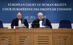 Le Président de la Cour européenne des droits de l'homme (CEDH) Dean Spielmann (à droite), à la Cour européenne des droits de l'Homme, à Strasbourg, en février 2015. (Crédit : Frederick Florin/AFP)