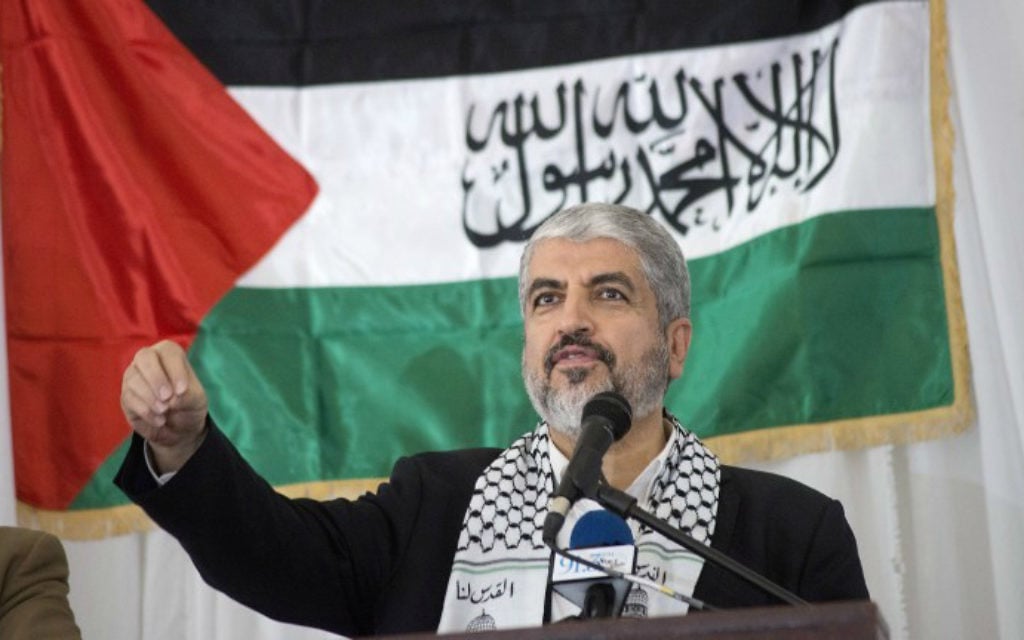 Le chef de la branche politique du groupe terroriste palestinien du Hamas, Khaled Meshaal, lors d'un rassemblement en l'honneur du Hamas au Cap, en Afrique du Sud, le 21 octobre 2015. (Crédit : Rodger Bosch/AFP)
