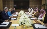 Le secrétaire d'Etat américain John Kerry (à gauche) a rencontré le prince héritier Mohammed ben Nayef d'Arabie saoudite (à droite) à Diriyah Farm, en Arabie saoudite, le 24 ctobre 2015. Le secrétaire d'Etat américain John Kerry s'est rendu en Arabie saoudite pour des entretiens avec le roi Salman qui devraient se concentrer sur le conflit en Syrie  (Crédit : AFP PHOTO / POOL / CARLO ALLEGRI)