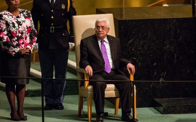Le président de l'Autorité palestinienne Mahmoud Abbas attend de prendre la parole à l'Assemblée générale des Nations unies le 30 septembre 2015 New York City (Andrew Burton / Getty Images / AFP) Le président de l'Autorité palestinienne Mahmoud Abbas attend de prendre la parole à l'Assemblée générale des Nations unies le 30 septembre 2015 New York City (Andrew Burton / Getty Images / AFP)