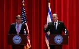 Ashton Carter, à gauche, et Moshe Yaalon à l'Université nationale de la Défense à Washington, le 27 octobre 2015. (Crédit : Alex Wong/Getty Images/AFP)