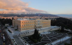 Le bâtiment du Parlement à Athènes, Grèce (Crédit : Gerard McGovern/Creative Commons/Wikipedia)