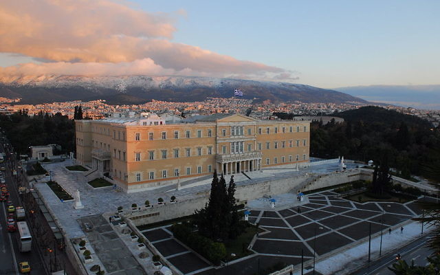 Le bâtiment du Parlement à Athènes, Grèce (Crédit : Gerard McGovern/Creative Commons/Wikipedia)