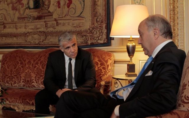 Rencontre entre le ministre des Affaires étrangères français et le dirigeant de Yesh Atid, Yair Lapid, à Paris le 23 octobre 2015 (Crédit : Facebook) Rencontre entre le ministre des Affaires étrangères français et le dirigeant de Yesh Atid, Yair Lapid, à Paris le 23 octobre 2015 (Crédit : Facebook)
