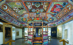 La structure du toit de la synagogue Gwoździec, les peintures au plafond et la Bimah installés dans la galerie « La ville juive » du Musée POLIN de l'histoire des Juifs de Pologne (Crédit : Magda Starowieyska)