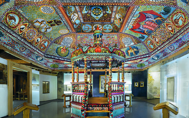 La structure du toit de la synagogue Gwoździec, les peintures au plafond et la Bimah installés dans la galerie « La ville juive » du Musée POLIN de l'histoire des Juifs de Pologne (Crédit : Magda Starowieyska) La structure du toit de la synagogue Gwoździec, les peintures au plafond et la Bimah installés dans la galerie « La ville juive » du Musée POLIN de l'histoire des Juifs de Pologne (Crédit : Magda Starowieyska)