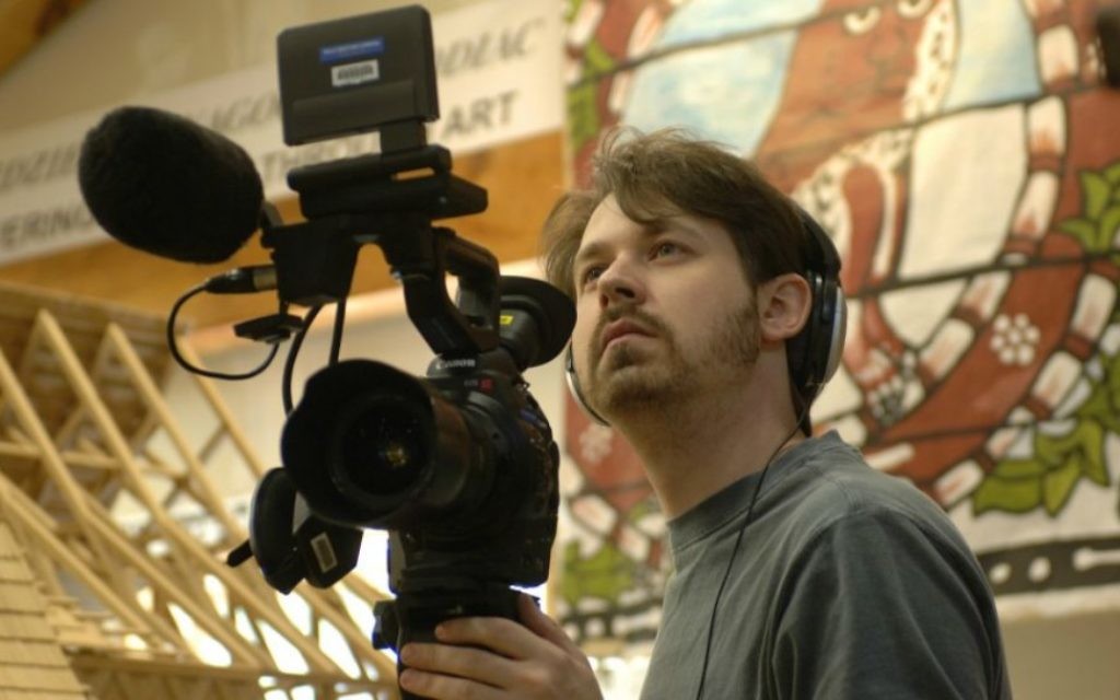 Yari Wolinsky, le réalisateur, travaillant au studio Handshouse (Crédit : Trillium Studios production)