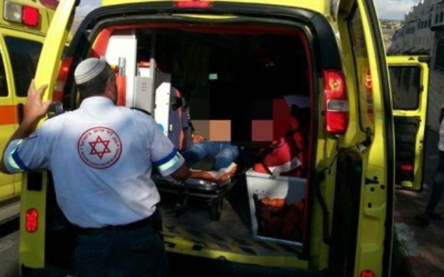 La victime d'une attaque terroriste palestinienne dans l'implantation cisjordanienne de Kiryat Arba placée dans une ambulance du Magen David Adom, le 8 octobre 2015 (Crédit : Hatzalah Judée et Samarie) La victime d'une attaque terroriste palestinienne dans l'implantation cisjordanienne de Kiryat Arba placée dans une ambulance du Magen David Adom, le 8 octobre 2015 (Crédit : Hatzalah Judée et Samarie)