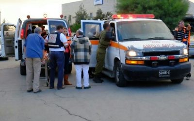 Des urgentistes arrivent sur les lieux où une femme israélienne, âgée d'une quarantaine d'années, a été modérément blessée après avoir été victime d'une attaque au couteau au carrefour de Gush Etzion. (Crédit : Aba Ritzman/Magen David Adom)