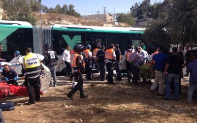 La police et les services médicaux d'urgence traitent les victimes d'une attaque terroriste dans le quartier Armon Hanatziv à Jérusalem le 13 octobre 2015 (Crédit : Police israélienne)
