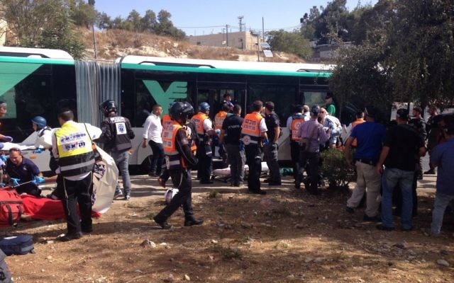 La police et les services médicaux d'urgence traitent les victimes d'une attaque terroriste dans le quartier Armon Hanatziv à Jérusalem le 13 octobre 2015 (Crédit : Police israélienne) La police et les services médicaux d'urgence traitent les victimes d'une attaque terroriste dans le quartier Armon Hanatziv à Jérusalem le 13 octobre 2015 (Crédit : Police israélienne)