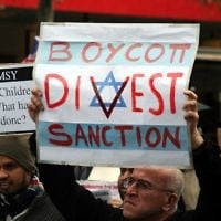Manifestants appelant à boycotter Israël. Illustration. (Crédit : WikiCommons)