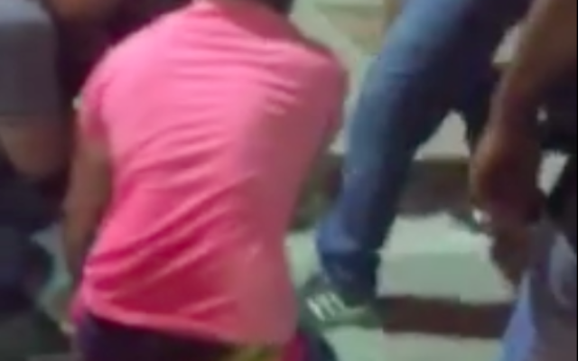 Capture d’écran de l'attaque terroriste à Afula contre un soldat israélien le 8 octobre 2015 (crédit : Facebook) Capture d’écran de l'attaque terroriste à Afula contre un soldat israélien le 8 octobre 2015 (crédit : Facebook)