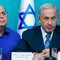 Le Premier ministre Benjamin Netanyahu et son ministre de la Défense d'alors, Moshe Yaalon, à Jérusalem, le 8 octobre 2015. (Crédit : Yonatan Sindel/Flash90)