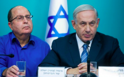 Le Premier ministre Benjamin Netanyahu et son ministre de la Défense d'alors, Moshe Yaalon, à Jérusalem, le 8 octobre 2015. (Crédit : Yonatan Sindel/Flash90)