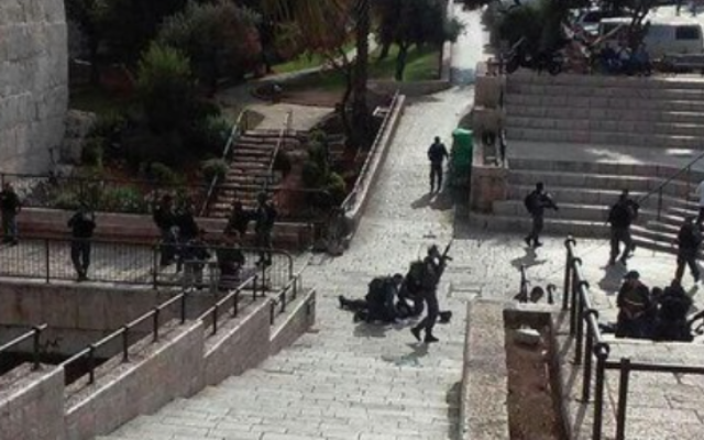 Capture d’écran de la scène de la deuxième attaque au couteau qui s'est déroulée près de la Vieille Ville à jérusalem, le10 octobre 2015 (Crédit : Deuxième chaîne israélienne) Capture d’écran de la scène de la deuxième attaque au couteau qui s'est déroulée près de la Vieille Ville à jérusalem, le10 octobre 2015 (Crédit : Deuxième chaîne israélienne)