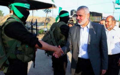 Le dirigeant du Hamas Ismail Haniyeh à un camp d'été pour les jeunes organisé par le Hamas, à Rafah, dans le sud de la bande de Gaza, le 1er août 2015. (Crédit : Abed Rahim Khatib/Flash90)