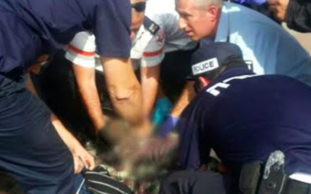 Scène à Ammunition Hill où un officier de police a été attaqué par une terroriste,, le 12 octobre 2015 (Crédit : police israélienne) Scène à Ammunition Hill où un officier de police a été attaqué par une terroriste,, le 12 octobre 2015 (Crédit : police israélienne)