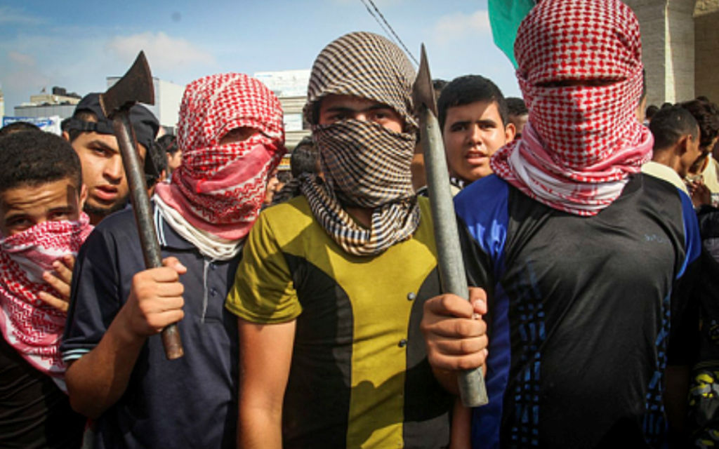 Des émeutiers palestiniens prennent part à une manifestation anti-Israël dans la ville de Rafah dans la bande de Gaza le 13 Octobre, 2015, (Crédit : Abed Rahim Khatib / Flash90) Des émeutiers palestiniens prennent part à une manifestation anti-Israël dans la ville de Rafah dans la bande de Gaza le 13 Octobre, 2015, (Crédit : Abed Rahim Khatib / Flash90)