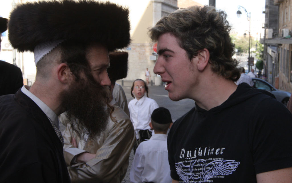 Un Juif ultra-orthodoxe confronté à des travailleurs juifs laïques dans un centre de Jérusalem, le 19 avril 2008 (Crédit : photo par Nati Shohat / Flash90) Un Juif ultra-orthodoxe confronté à des travailleurs juifs laïques dans un centre de Jérusalem, le 19 avril 2008 (Crédit : photo par Nati Shohat / Flash90)