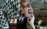 Le président de l'Autorité palestinienne Mahmoud Abbas lors d'un rassemblement commémorant le cinquième anniversaire de la mort de Yasser Arafat à Ramallah, en Cisjordanie, en novembre 2009. (Crédit : Issam Rimawi/Flash90)
