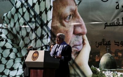 Le président de l'Autorité palestinienne Mahmoud Abbas lors d'un rassemblement commémorant le cinquième anniversaire de la mort de Yasser Arafat à Ramallah, en Cisjordanie, en novembre 2009. (Crédit : Issam Rimawi/Flash90)