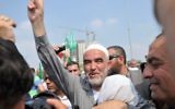 Raed Salah, chef de la Branche nord du mouvement islamique d'Israël, devant la prison de Ramle, près de Tel Aviv, en 2010. (Crédit : Yossi Zeliger/Flash90)