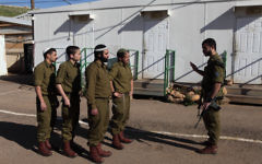Des soldats de l'unité ultra-orthodoxe Netzah Yehuda de l'armée israélienne. (Crédit : Yaakov Naumi / Flash90)
