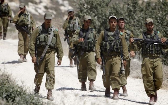 Des soldats israéliens en Cisjordanie (Crédit : Miriam Alster/Flash90) Des soldats israéliens en Cisjordanie (Crédit : Miriam Alster/Flash90)