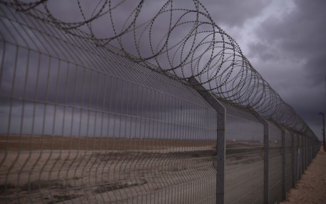 La clôture de la frontière israélienne le long de la bande de Gaza, le 10 août 2014. (Crédit : Tomer Neuberg/Flash90) La clôture de la frontière israélienne le long de la bande de Gaza, le 10 août 2014. (Crédit : Tomer Neuberg/Flash90)