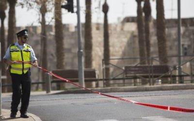Un policier près de la Porte de Damas, dans la Vieille Ville de Jérusalem (Crédit : Yonatan Sindel / Flash90)