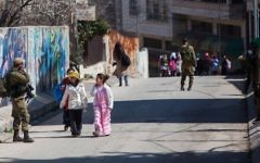 La communauté juive de Hébron pendant le festival annuel de Purim (Crédit : Yonatan Sindel / Flash90)