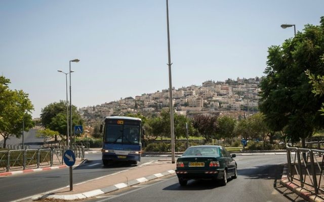 Une vue du village arabe de Tsur Baher de l'une des principales rues menant sur Armon Hanatziv (Crédit : Hadas Parush / flash 90)