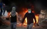 Des manifestants palestiniens jettent des pierres et brûlent des pneus lors d'affrontements avec les forces de sécurité israéliennes près du checkpoint de Hizma, en Cisjordanie, le 30 septembre 2015. Illustration. (Crédit : Flash90)