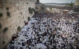 Des milliers de personnes rassemblées au mur Occidental pour la cérémonie de bénédiction sacerdotale annuelle de Souccot, le 30 septembre 2015. (Crédit : Flash90)