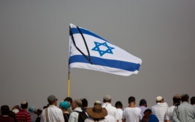Les parents et la famille assistent aux funérailles de Naama et Eitam Henkin le 2 octobre à Jérusalem (Crédit : Yonatan Sindel/Flash90)