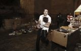 Un homme juif porte un bébé blessé dans une attaque au couteau dans la Vieille Ville de Jérusalem, le 3 octobre 2015. (Crédit : Yonatan Sindel/Flash90)