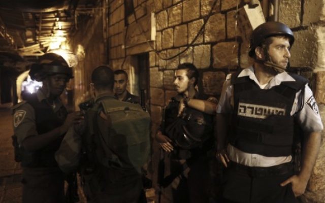 Des soldats israéliens dans la Vieille Ville de Jérusalem, le 3 octobre 2015 (Crédit : flash 909
