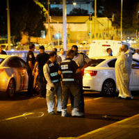 Illustration : La sécurité israélienne sur un site où un Palestinien a été poignardé par un homme de 25 ans à l'extérieur d'un centre commercial dans la ville israélienne de Petah Tikva, le 7 octobre 2015 (Crédit : Flash90)
