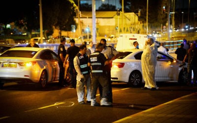 Illustration : La sécurité israélienne sur un site où un Palestinien a été poignardé par un homme de 25 ans à l'extérieur d'un centre commercial dans la ville israélienne de Petah Tikva, le 7 octobre 2015 (Crédit : Flash90)